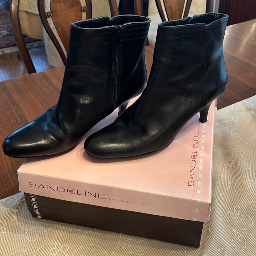 Bandolino black leather ankle bootie size 8